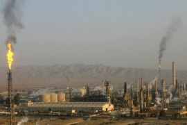 A general view of the Baiji oil refinery, located some 180 km (112 miles) north of Baghdad, in this January 21, 2009 file photo. Iraq's largest oil refinery was shut down on February 26, 2011 after militants carried out a bomb attack and set it on fire, the governor of Salahuddin province said. The militants killed four people and planted bombs at production units for kerosene and benzene at the refinery in the town of Baiji, a former al Qaeda stronghold, Governor Ahmed al-Jubouri said.