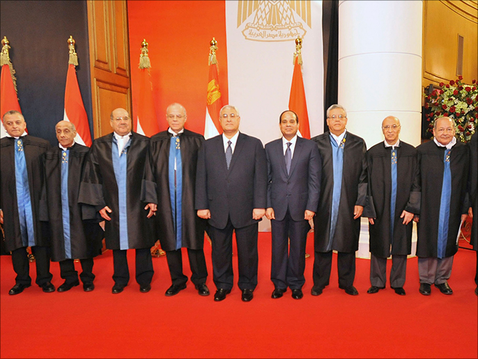 السيسي (وسط) مع الرئيس المؤقت السابق عدلي منصور ورئيس وأعضاء المحكمة الدستورية بعد أدائه القسم (رويترز)