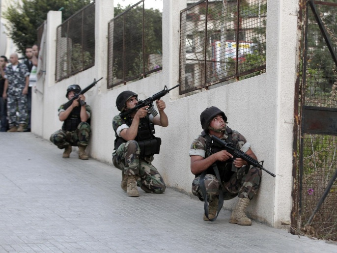 جنود لبنانيون يتأهبون عند الفندق الذي شهد تفجير أمس(الأوروبية)