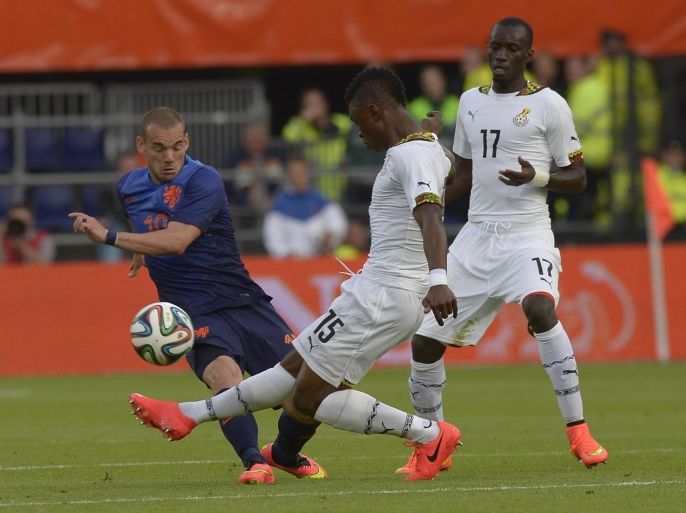 Netherlands Wesley Sneijder, left, fights for the ball with Sumaila Rashid from Ghana, during their international friendly soccer match between The Netherlands and Ghana at De Kuip stadium in Rotterdam, Netherlands, Saturday, May 31, 2014. (AP photo/Ermindo Armino).