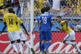 Colombia's Teofilo Gutierrez, right, celebrates after scoring his side's second goal during the group C World Cup soccer match between Colombia and Greece at the Mineirao Stadium in Belo Horizonte, Brazil, Saturday, June 14, 2014. (AP Photo/Frank Augstein)