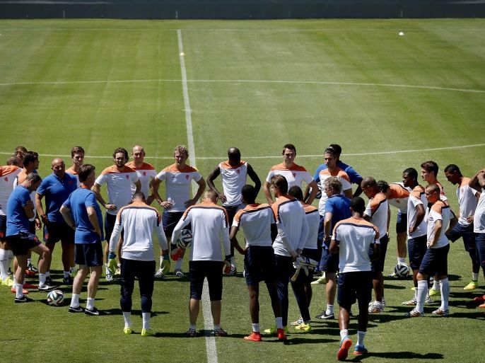 Coach Louis van Gaal, left, briefs soccer players of the Netherlands during their official training session in Fortaleza, Brazil, Saturday, June 28, 2014. Netherlands will play Group A runner-up Mexico in the second round on Sunday in Fortaleza.(AP Photo/Wong Maye-E)