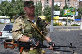 أحد المسلحين الانفصاليين قرب محطة القطارات في دونيتسك