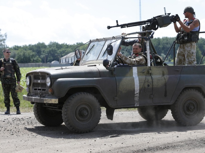 ‪الجيش الأوكراني في منطقة دوفجانجك قرب مدينة دونيتسك معقل الانفصاليين‬ (أسوشيتد برس)