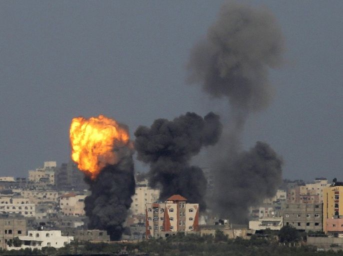 An explosion is seen in the northern Gaza Strip after an Israeli air strike July 13, 2014. Israeli naval commandos clashed with Hamas militants in a raid on the coast of the Gaza Strip on Sunday, in what appeared to be the first ground assault of a six-day Israeli offensive on the territory aimed at stopping Palestinian rocket fire. REUTERS/Ammar Awad (GAZA - Tags: POLITICS CIVIL UNREST)