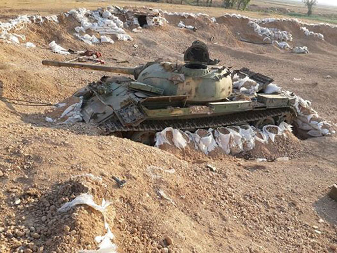 إحدى دبابات النظام تم تدميرها في المعركة(الجزيرة)