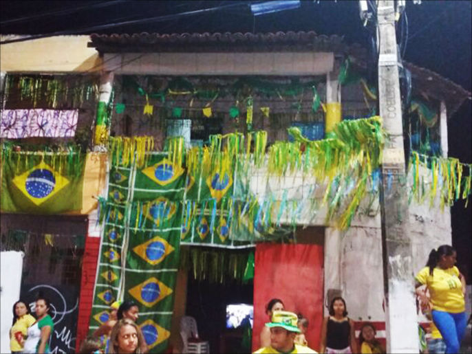 ‪سكان المناطق الفقيرة قرب ملعب كاستيلاو زينوا شرف منازلهم بألوان العلم‬ (الجزيرة نت)