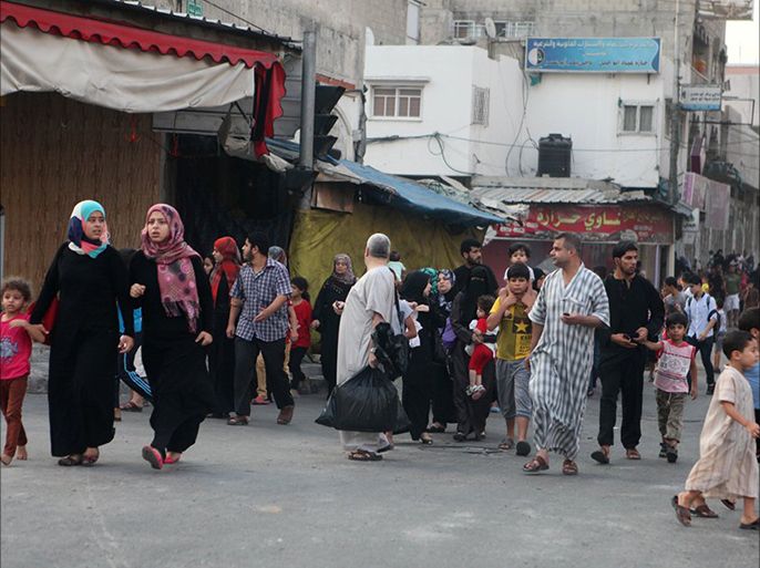 2 - نزوح العائلات من حي الشجاعية شرق غزة بعد قصفه مكثف من المدفعية.jpg