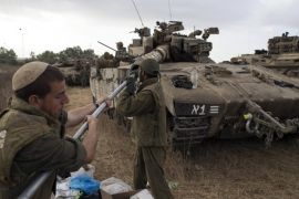 Israeli soldiers maintain their tank in a staging area position outside the Gaza Strip July 19, 2014. Israeli forces on Saturday pressed ahead with a ground offensive in the Gaza Strip, where Palestinian militants kept firing rockets deep into Israel's heartland, pushing the death toll past 300 in almost two weeks of conflict. REUTERS/Baz Ratner (ISRAEL - Tags: POLITICS CIVIL UNREST MILITARY)