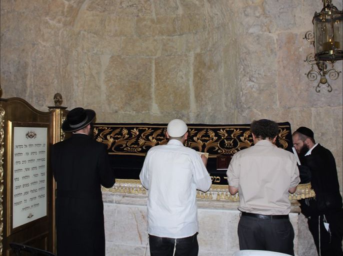 يهود داخل المقام -مقام النبي داوود...مسجد صار كنيسا