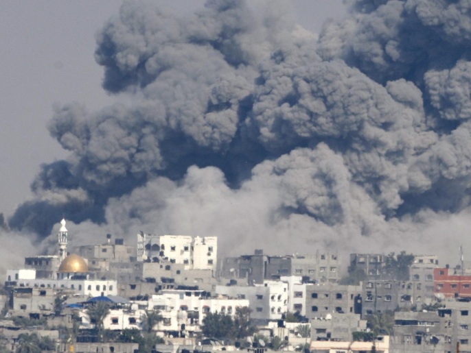 العدوان الإسرائيلي دمر مئات المنازل وألحق خسائر بالعديد من المباني (رويترز)