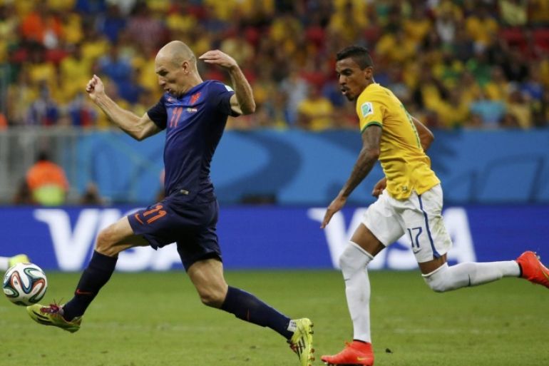Arjen Robben of the Netherlands (11) controls the ball ahead of Brazil's Luiz Gustavo during their 2014 World Cup third-place playoff at the Brasilia national stadium in Brasilia July 12, 2014. REUTERS/Jorge Silva (BRAZIL - Tags: SOCCER SPORT WORLD CUP)
