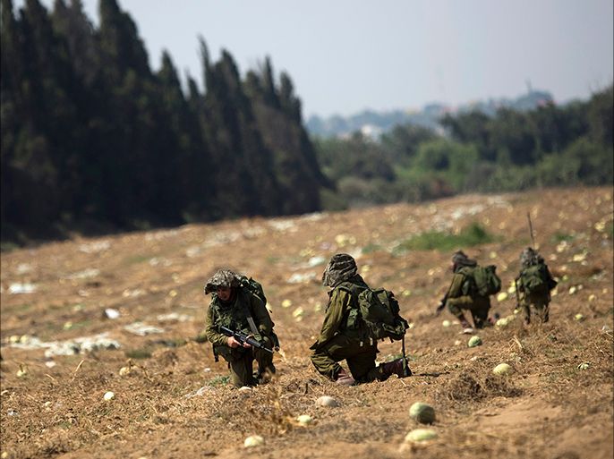 Israeli soldiers train at a staging area near the border with Gaza July 23, 2014. Israeli forces pounded Gaza on Wednesday, meeting stiff resistance from Hamas Islamists and sending thousands of residents fleeing, as U.S. Secretary of State John Kerry said on a visit to Israel ceasefire talks had made some progress. Israel launched its offensive on July 8 to halt missile salvoes by Hamas and its allies, struggling under the weight of an Israeli-Egyptian economic blockade and angered by a crackdown on their supporters in the nearby occupied West Bank. REUTERS/Amir Cohen (ISRAEL - Tags: CIVIL UNREST CONFLICT MILITARY)
