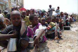 نازحون من الجفاف ينتظرون توزيع وجبات طعام في مقديشو 6 يوليو 2011 (الجزيرة نت).