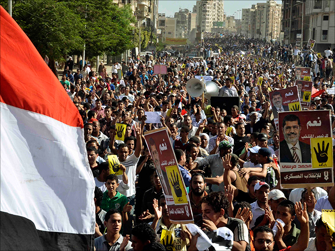 معارضو الانقلاب أكدوا أن عاما من المظاهرات أكسبهم خبرة في الحشد(الجزيرة)