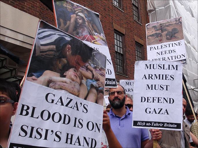 المتظاهرون رفعوا لافتات تطالب الجيوش الإسلامية والعربية بنصرة غزة (الجزيرة نت)