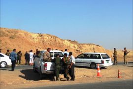 متطوعون مع قوات البيشمركة في نقطة تفتيش قر يبة من الموصل