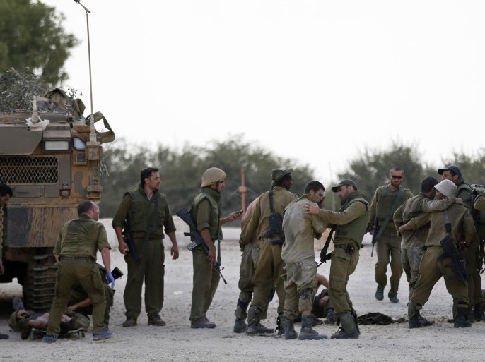 Israeli soldiers, wounded during Israel's offensive in Gaza, are evacuated into military ambulances near the border with Gaza July 20, 2014. At least 40 Palestinians were killed on Sunday by Israeli shelling in a Gaza neighbourhood, witnesses and health officials said, in the heaviest since Israel launched its offensive on the Palestinian territory on July 8 after cross-border rocket strikes by militants intensified. There were no signs of a diplomatic breakthrough toward a ceasefire, and militants kept up their rocket fire on Israel. REUTERS/Baz Ratner (ISRAEL - Tags: CONFLICT CIVIL UNREST POLITICS MILITARY TPX IMAGES OF THE DAY)