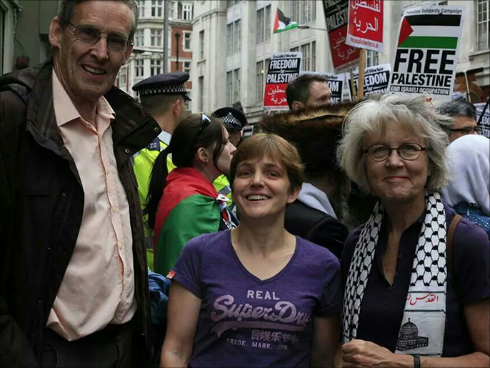 ‪سارة كولبورن (وسط) مديرة حملة التضامن مع فلسطين في لندن‬ (الجزيرة)