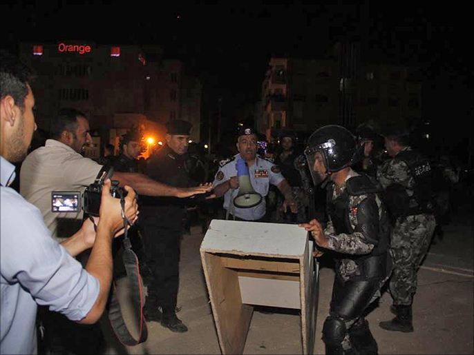 ‪الصحفيون بدورهم لم يسلموا من التدخل العنيف لقوات الأمن‬ (الجزيرة نت)