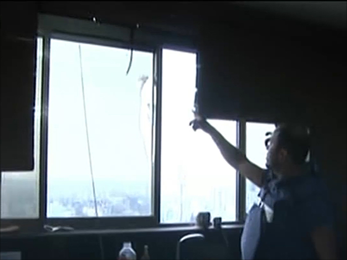 رصاصات اخترقت زجاج مكتب الجزيرة وسط قطاع غزة (الجزيرة)