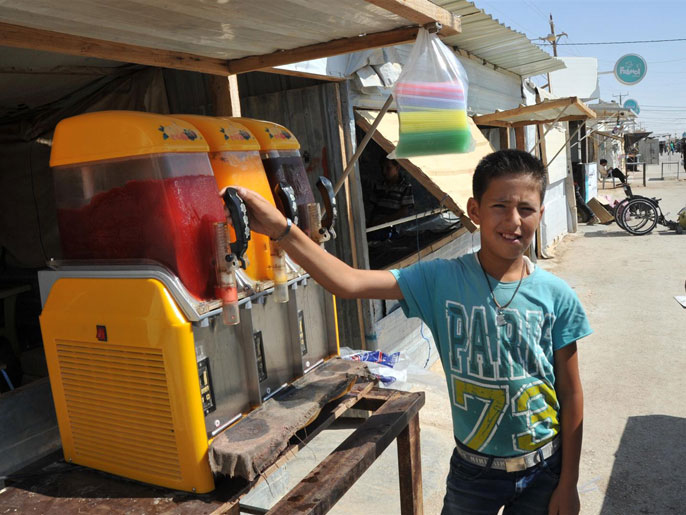 ‪طفل يبيع العصائر في أحد محال مخيم الزعتري‬ (الجزيرة)