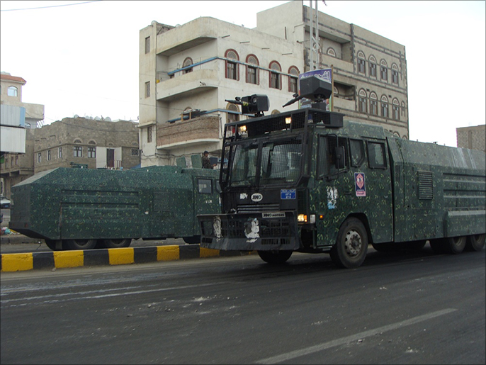 قوات مكافحة الشغب انتشرت بكثافة بشارع الستين قرب منزل الرئيس هادي لتفريق المحتجين (الجزيرة نت)