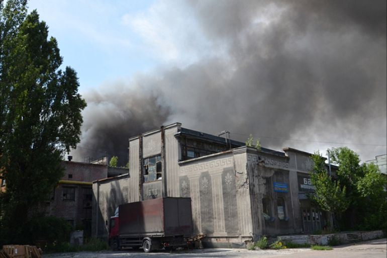 الدخان يتصاعد من مصنع للسلاح والذخيرة في دونيتسك