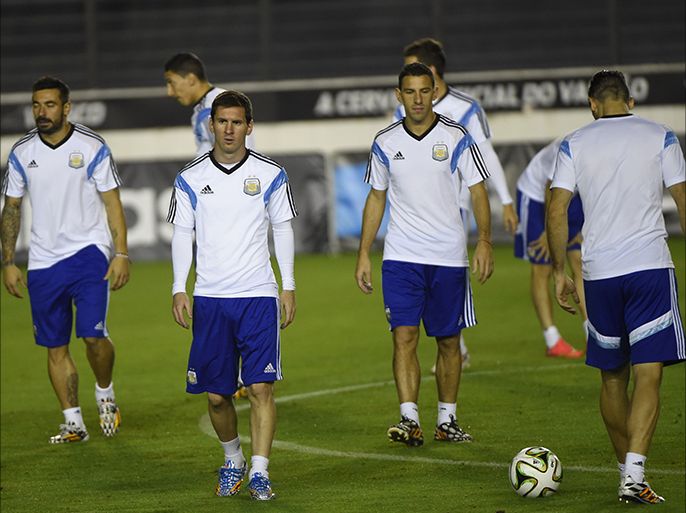 (FromL) Argentina's forward Ezequiel Lavezzi, Argentina's forward and captain Lionel Messi and Argentina's midfielder Maxi Rodriguez take part in a training session at the Sao Januario Stadium in Rio de Janeiro on July 12, 2014, on the eve of the 2014 FIFA World Cup final football match Germany vs Argentina. AFP PHOTO / PEDRO UGARTE