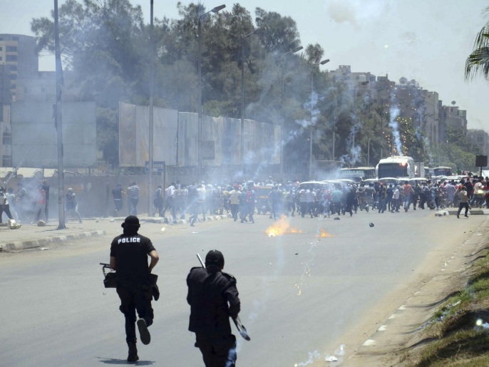 الشرطة المصرية فرقت مظاهرات بعدة مدن في الذكرى الأولى للانقلاب (رويترز)