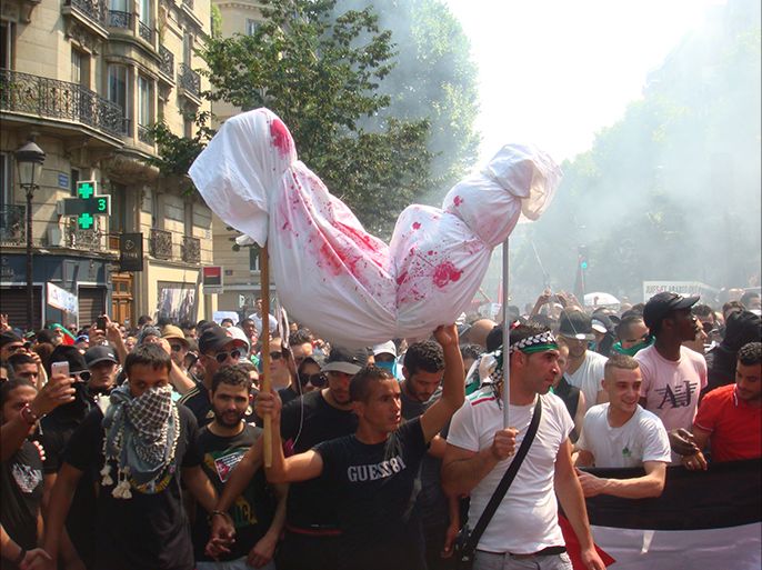 المحتجون حملوا نعوشا رمزية لضحايا العدوان على غزة