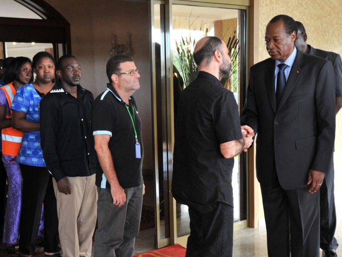 رئيس بوركينا فاسو استقبل ذوي ضحايا الطائرة الجزائرية (غيتي/الفرنسية)