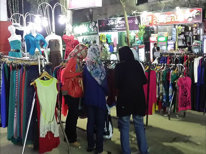 أسواق الأرصفة أصبحت بديلا عن المحلات لشراء ملابس العيد