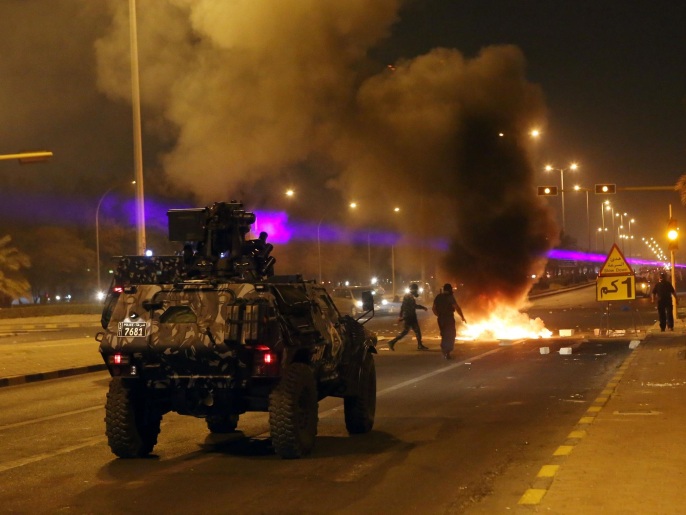 ‪قوات الأمن الكويتية تدخلت بعربات مصفحة لتفريق المتظاهرين‬ (غيتي/الفرنسية)