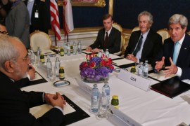 Iran's Foreign Minister Mohammad Javad Zarif (L) meets with U.S. Secretary of State John Kerry (R) at talks between the foreign ministers of the six powers negotiating with Tehran on its nuclear program in Vienna, July 13, 2014. REUTERS/Jim Bourg (AUSTRIA - Tags: POLITICS)