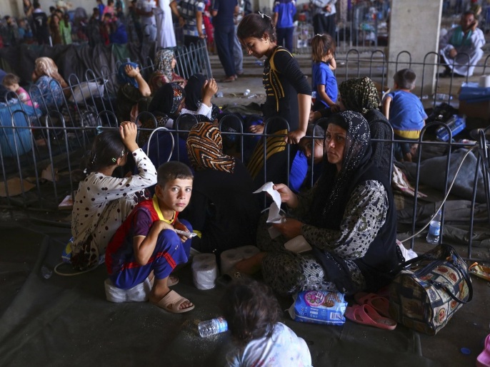 عائلات عراقية فرت من القتال الدائر بتلعفر إلى مخيم للاجئين بضواحي أربيل(رويترز)