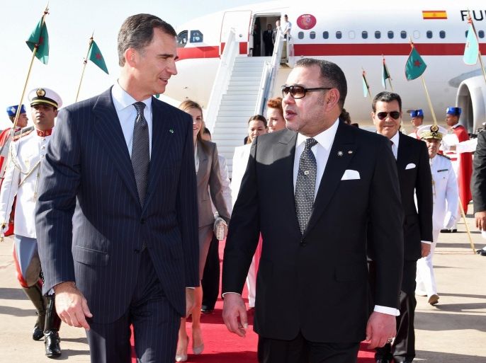 Spanish King Felipe VI (L) walks alongside Moroccan King Mohammed VI at Rabat's airport July 14, 2014. REUTERS/Maghreb Agence Press/Pool (MOROCCO - Tags: ROYALS POLITICS)
