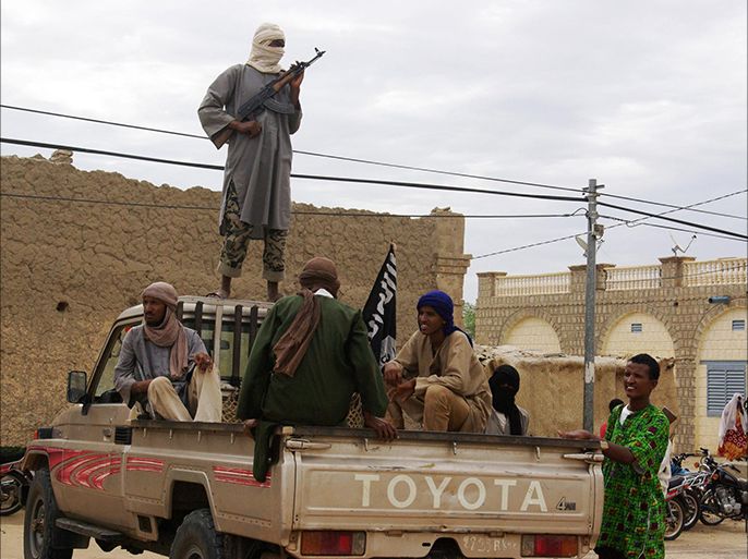 مجموعة من مقاتلي أنصار الدين في تمبكتو شمال مالي عندما كان تنظيم القاعدة يسيطر عليها - أسوشيتدبرس - مجلة الجزيرة
