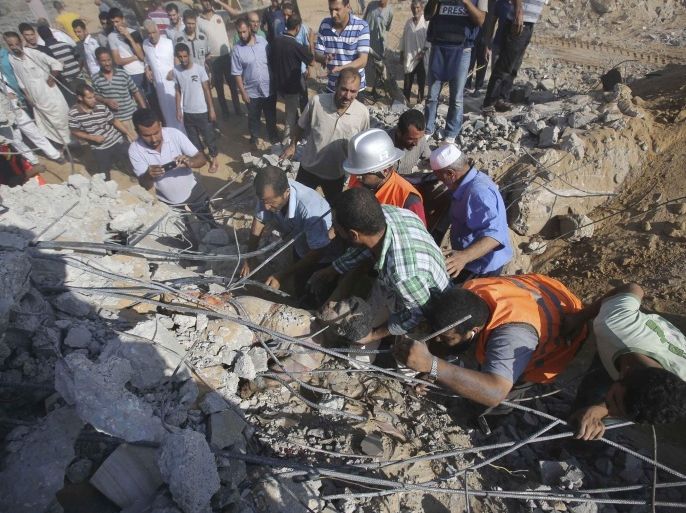 Palestinians search for victims under the rubble of a house which witnesses said was destroyed by an Israeli air strike during an Israeli ground offensive east of Khan Younis in the southern Gaza Strip July 24, 2014. Israel won a partial reprieve from the economic pain of its Gaza war on Thursday with the lifting of a U.S. ban on commercial flights to Tel Aviv, while continued fighting pushed the Palestinian death toll over 700. A truce remained elusive despite intensive mediation efforts. Israel says it needs more time to eradicate rocket stocks and cross-border tunnels in the Gaza Strip and Hamas Islamists demand the blockade on the enclave be lifted. In southern Khuzaa and Abassan villages, they said, Israeli shelling left dead and wounded under rubble, while medical crews could not risk attending. REUTERS/Ibraheem Abu Mustafa (GAZA - Tags: POLITICS CIVIL UNREST CONFLICT)
