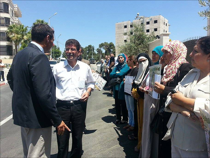 اعتصام ذوي محرري صفقة شاليط الذين أعيد اعتقالهم أمام مقر الأمم المتحدة في رام الله (الجزيرة)