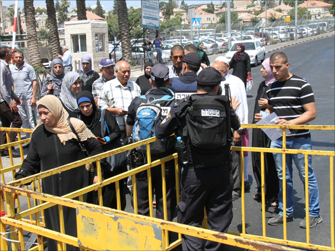 ‪الحواجز العسكرية تمنع الفلسطينيين من الوصول للمسجد الأقصى المبارك‬ (الجزيرة)
