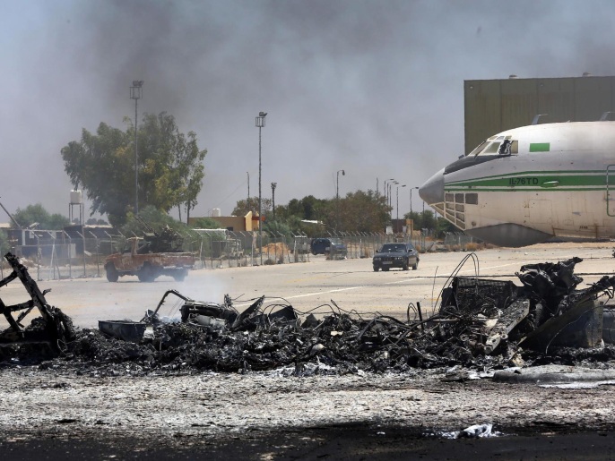 ‪هدوء يسود طرابلس بعد اشتباكات عنيفة‬ هدوء يسود طرابلس بعد اشتباكات عنيفةللسيطرة على مطارها (غيتي)