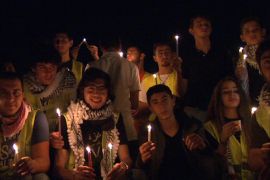 شبان وطلاب مدارس في اعتصام الشموع قرب السفارة الاسرائيلية في عمان مساء الأربعاء