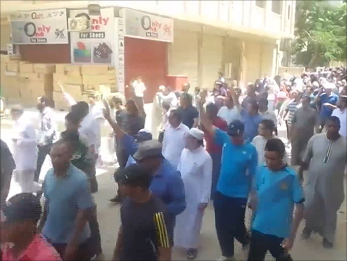 ‪المتظاهرون طالبوا بعودة المسار الديمقراطي‬ (الجزيرة)