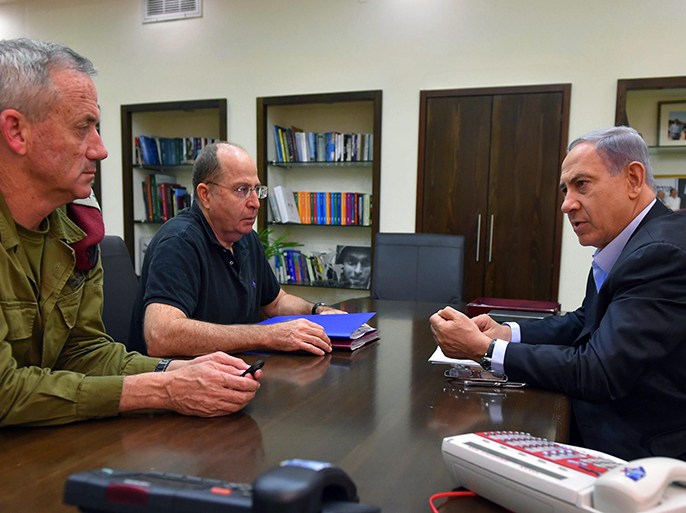 A handout provided by the Israeli Ministry of Defence shows Isareli Prime Minister Benjamin Netanyahu (R) meeting with Defence Minister Moshe Ya Alon (C) and Chief of Staff Lt Gen. Benny Gantz (L) in the Defense Ministry where it was decided to extend the 12 hour humanitarian ceasefire in the Gaza Strip for an additional four hours, in after Shabbath ends on 26 July 2014, in Tel Aviv Israle, 26 July 2014. Israel's government agreed to extend a humanitarian ceasefire until midnight. But Hamas' armed wing says it fired rockets at Israel during a four-hour extension of a humanitarian ceasefire agreed between Hamas and the Israeli government and set to end at midnight (2100 GMT). EPA/ISRAELI MINISTRY OF DEFENCE / HANDOUT