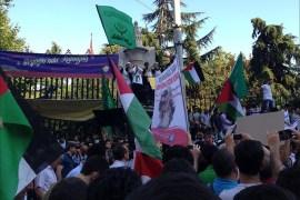 الأجواء الحماسية غلبت على المشاركين في الوقفة التضامنية بشارع الإستقلال.