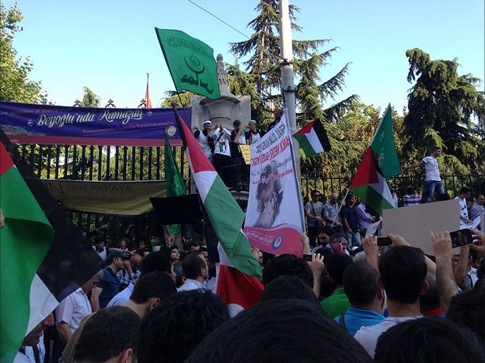 الأجواء الحماسية غلبت على المشاركين في الوقفة التضامنية بشارع الإستقلال.