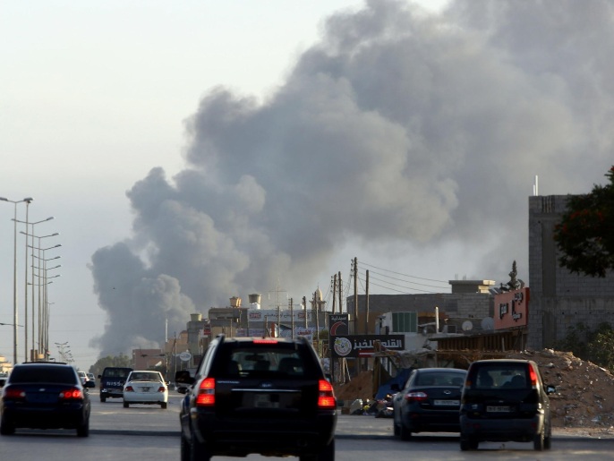 تصاعد الدخان في محيط مطار طرابلس جراء الاشتباكات أمس (غيتي/الفرنسية)
