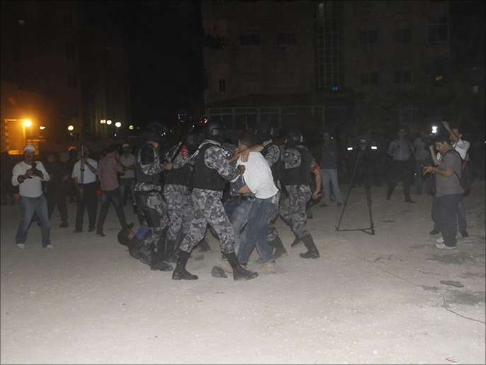قوات الأمن والدرك منعت المتظاهرين من الاقتراب من السفارة الإسرائيلية (الجزيرة نت)