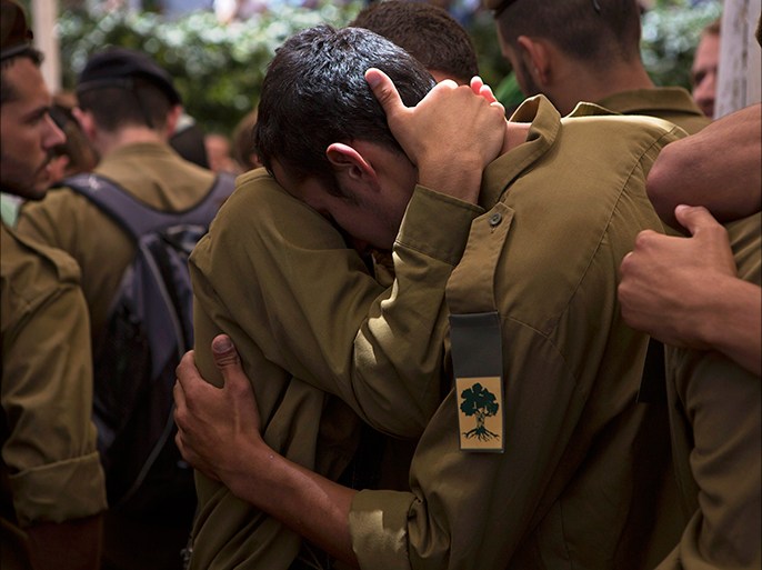 Israeli soldiers from the Golani Brigade mourn during the funeral for their fallen comrade Max Steinberg at Mount Herzl military cemetery in Jerusalem July 23, 2014. Steinberg, a 23 year-old American from California's San Fernando Valley, was among 13 Israeli Defense Forces soldiers killed on Sunday during fighting in Gaza. REUTERS/Siegfried Modola (JERUSALEM - Tags: CONFLICT POLITICS CIVIL UNREST MILITARY TPX IMAGES OF THE DAY)